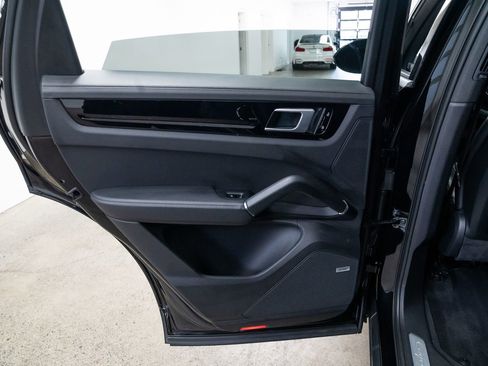 Used 2019 Porsche Cayenne image 18