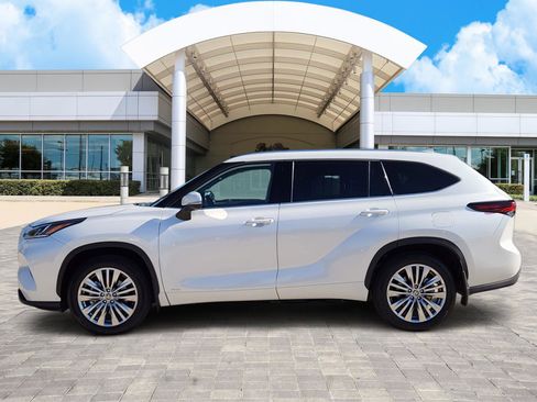 Used 2025 Toyota Highlander Platinum image 3