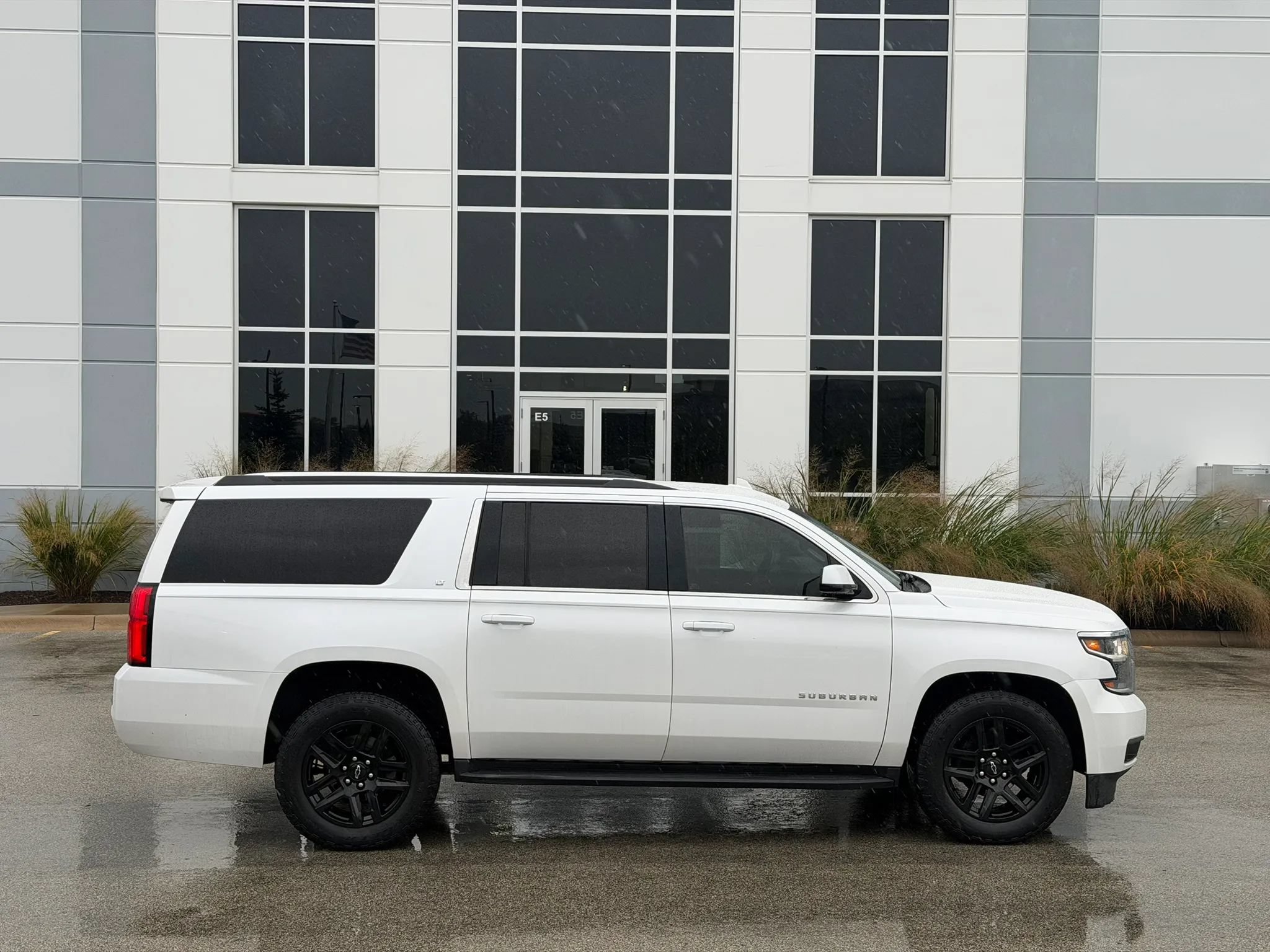 Used 2018 Chevrolet Suburban LT AWD/4WD image 4