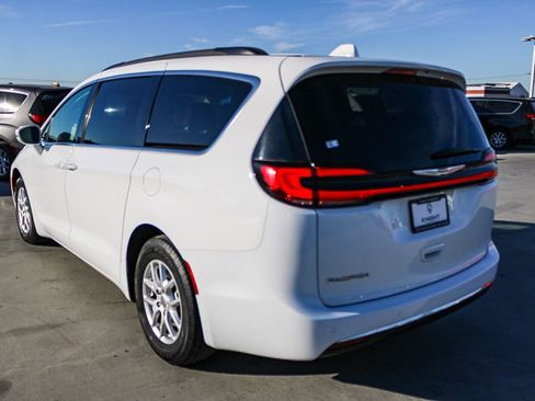Used 2022 Chrysler Pacifica Touring-L FWD image 4