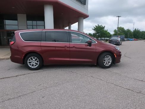 Certified 2023 Chrysler Pacifica Touring-L FWD image 32