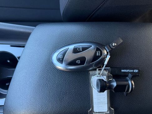 Used 2025 Hyundai Elantra SEL image 18