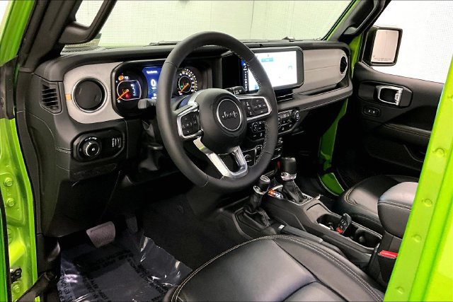 Used 2026 Jeep Wrangler Unlimited Sahara w/ Technology Group AWD/4WD image 16