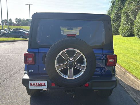 Used 2018 Jeep Wrangler Unlimited Sahara AWD/4WD image 5