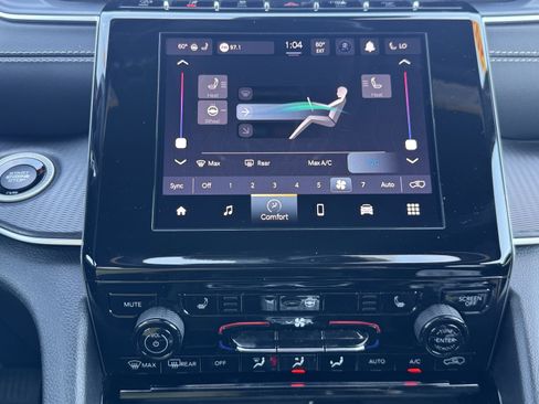 Used 2023 Jeep Grand Cherokee Altitude image 12