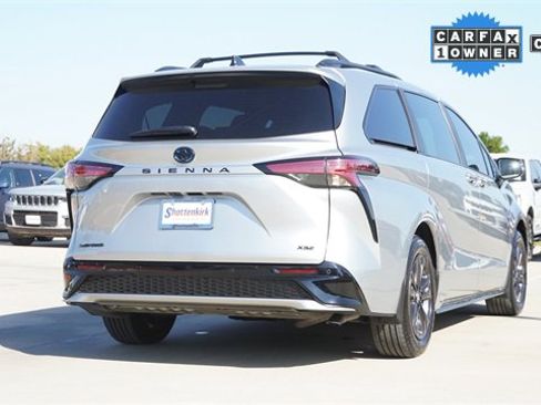 Used 2025 Toyota Sienna XSE w/ XSE Premium Package image 9