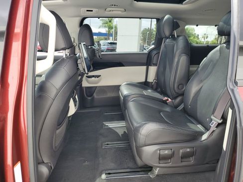 Used 2022 Kia Carnival SX Prestige image 16