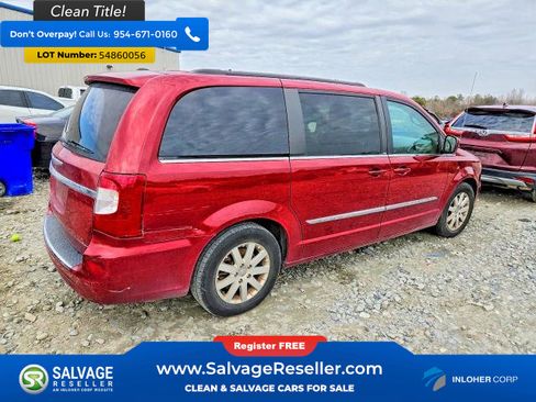 Used 2014 Chrysler Town & Country Touring FWD image 4