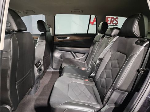 Used 2024 Volkswagen Atlas SE FWD image 35