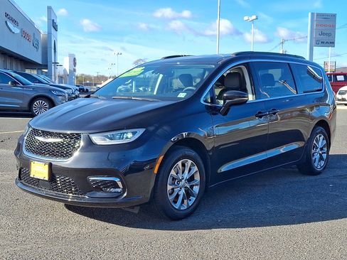 Certified 2022 Chrysler Pacifica Touring-L image 3