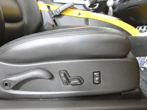 Used 2005 Chevrolet SSR w/ Preferred Equipment Group RWD image 15