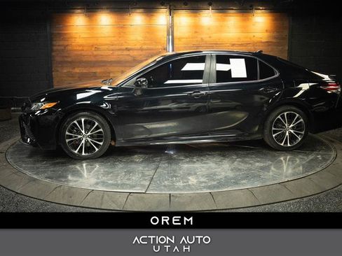 Used 2020 Toyota Camry SE w/ Carpet Mat Package FWD image 1