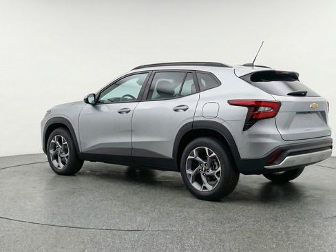 Used 2025 Chevrolet Trax LT w/ LT Convenience Package image 6