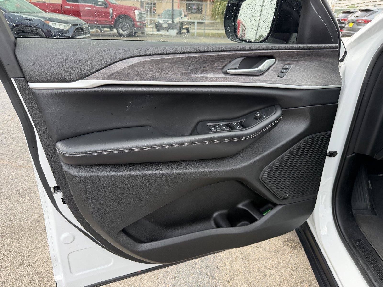 Used 2023 Jeep Grand Cherokee Limited w/ Black Appearance Package AWD/4WD image 12