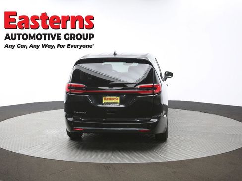 Used 2023 Chrysler Pacifica Touring-L FWD image 36