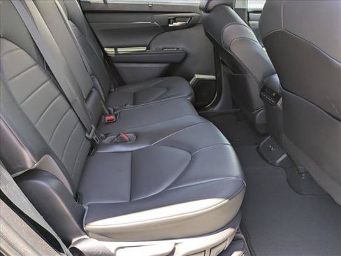 Used 2021 Toyota Highlander XLE FWD image 20