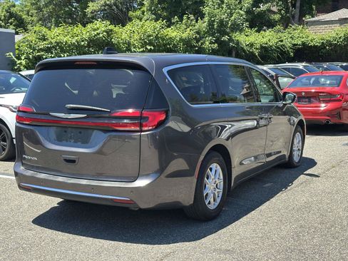 Used 2023 Chrysler Pacifica Touring-L FWD image 2