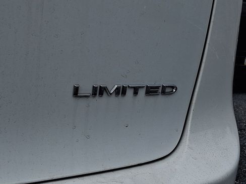 Used 2023 Chrysler Pacifica Limited image 4