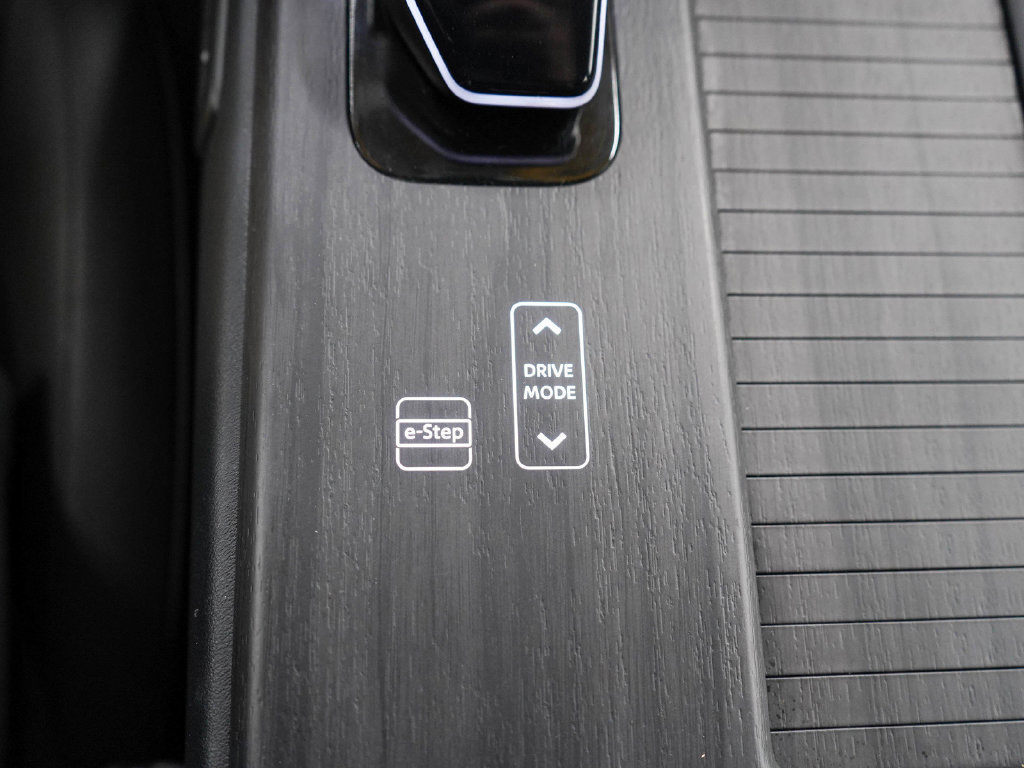 Used 2024 Nissan Ariya AWD image 23