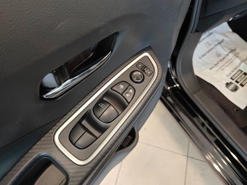 New 2025 Nissan Versa SR w/ Trunk Package image 9