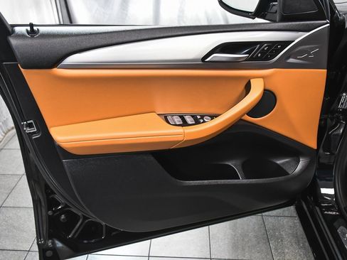 Used 2025 BMW X4 xDrive30i image 9