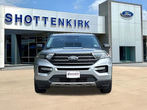 Used 2022 Ford Explorer XLT w/ Equipment Group 202A RWD image 2