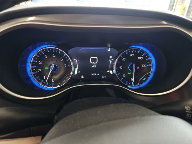 Used 2023 Chrysler Pacifica Touring-L FWD image 13