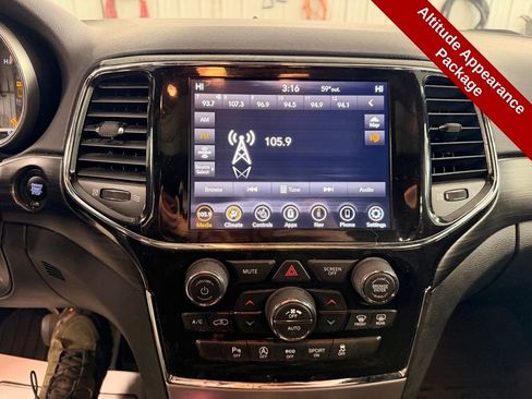 Used 2021 Jeep Grand Cherokee Laredo X image 25