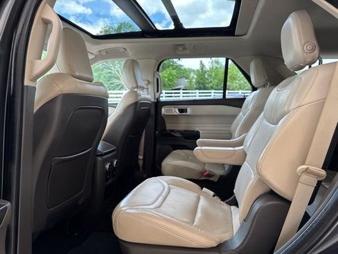 Used 2020 Ford Explorer Platinum w/ Premium Technology Package AWD/4WD image 32