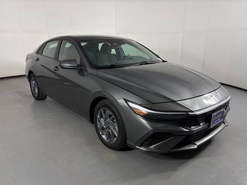 Used 2024 Hyundai Elantra SEL FWD image 2