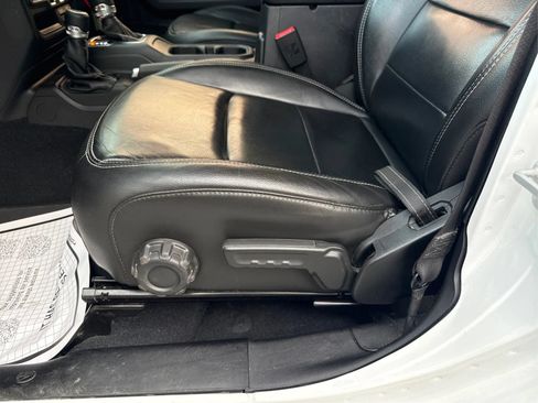 Used 2018 Jeep Wrangler Unlimited Sahara w/ Uconnect 4C Nav & Sound Group AWD/4WD image 19