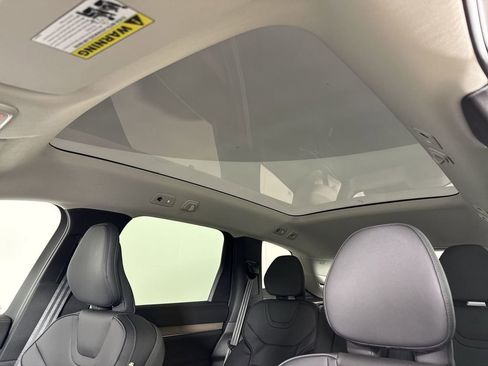 Used 2025 Volvo EX90 Plus image 42