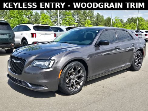 Used 2019 Chrysler 300 Touring w/ Sport Appearance Package RWD image 3
