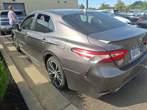 Used 2020 Toyota Camry SE FWD image 6