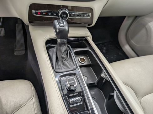 Used 2016 Volvo XC90 T6 Momentum w/ Momentum Plus Package image 19