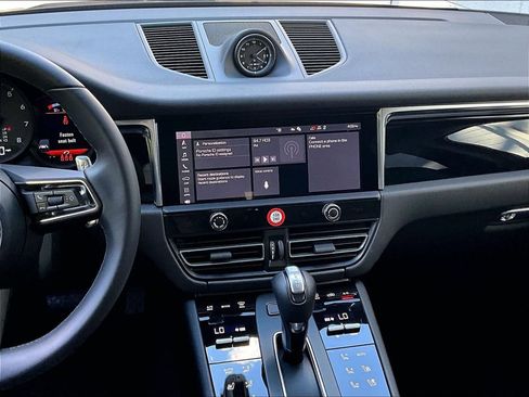 Certified 2026 Porsche Macan AWD/4WD image 10