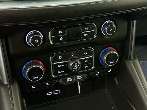 Used 2022 Chevrolet Tahoe LT w/ Luxury Package RWD image 16