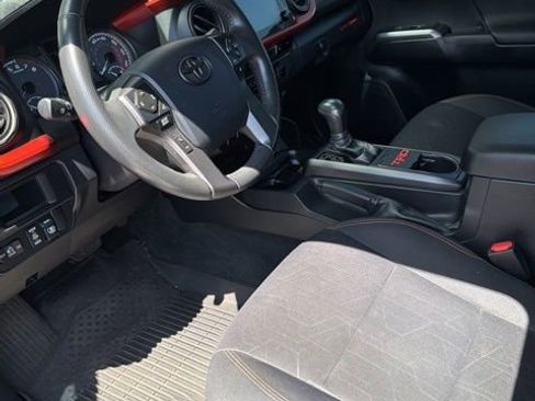 Used 2017 Toyota Tacoma TRD Sport AWD/4WD image 12