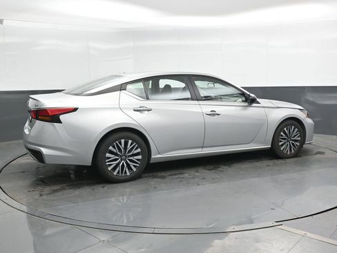 Used 2024 Nissan Altima 2.5 SV FWD image 2