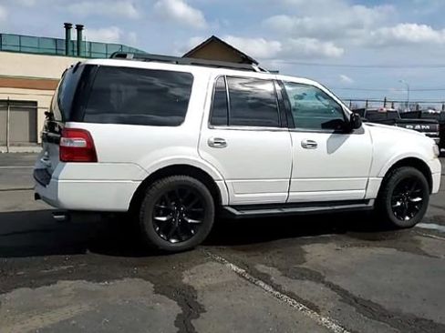Used 2016 Ford Expedition XLT w/ Equipment Group 202A AWD/4WD image 8