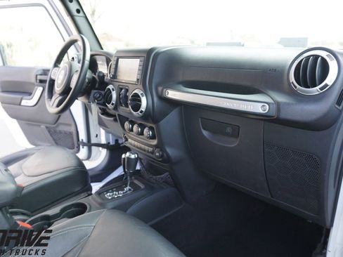 Used 2015 Jeep Wrangler Unlimited Sahara w/ Connectivity Group image 36