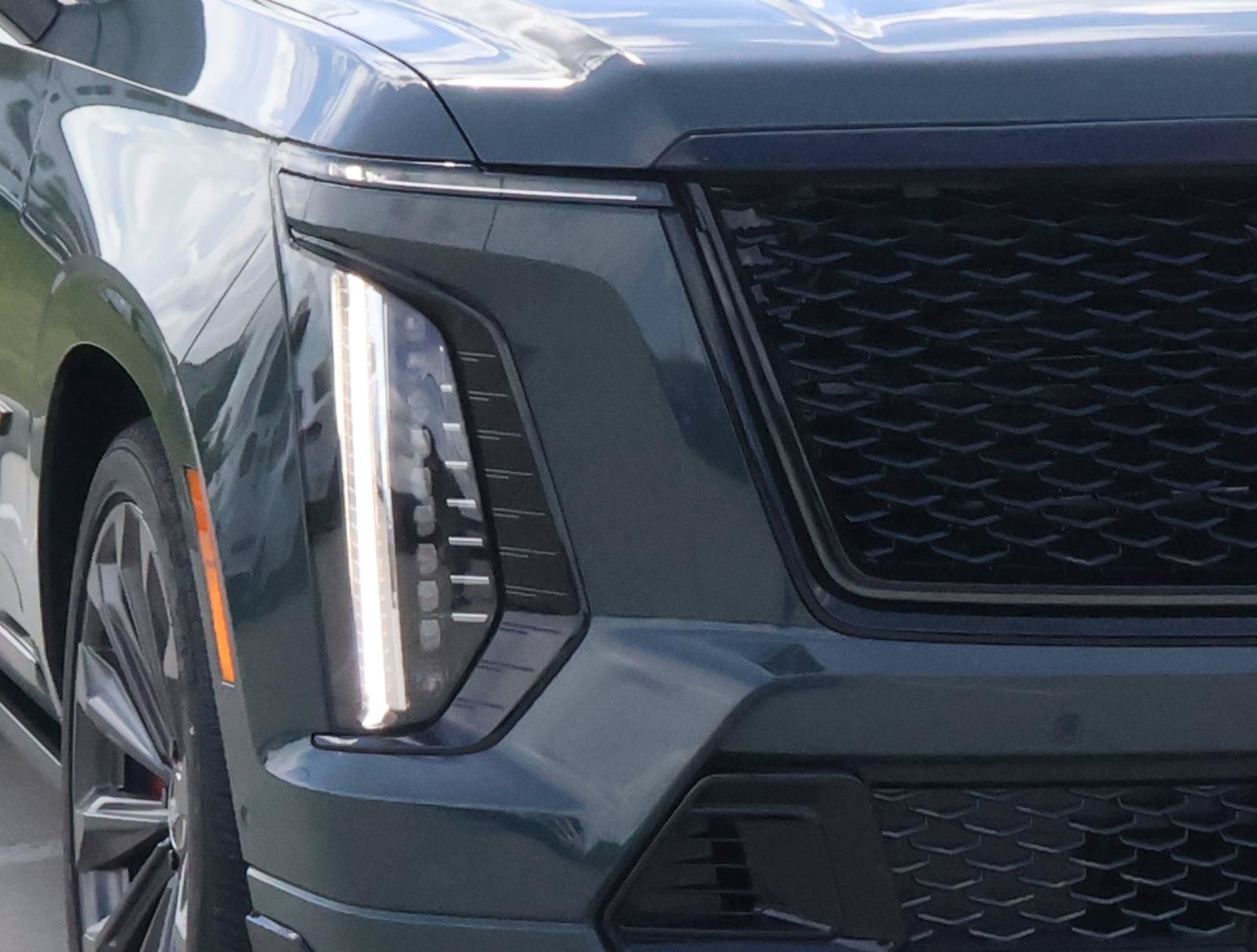 Used 2025 Cadillac Escalade ESV V AWD/4WD image 9
