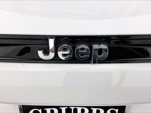 Used 2023 Jeep Grand Cherokee Laredo image 40