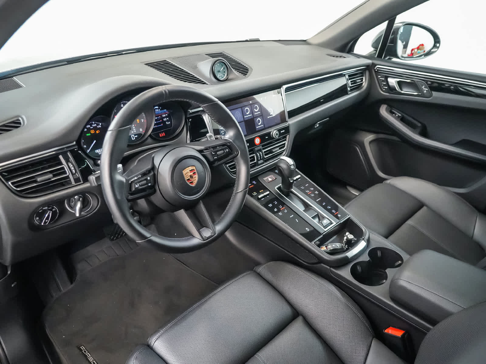 Certified 2023 Porsche Macan S AWD/4WD image 4