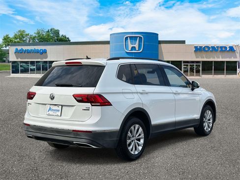 Used 2018 Volkswagen Tiguan SE w/ Panoramic Sunroof Package image 5