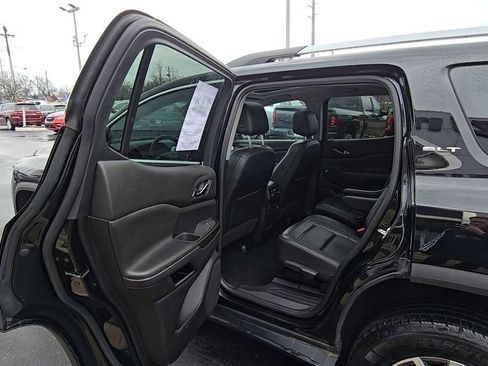Used 2023 GMC Acadia SLT image 16