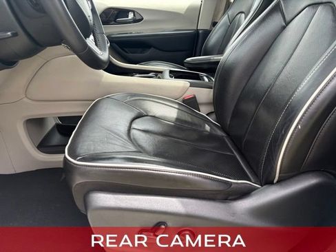 Used 2023 Chrysler Pacifica Limited FWD image 11