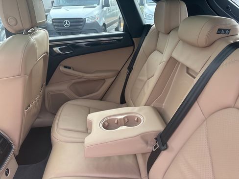 Used 2021 Porsche Macan image 20