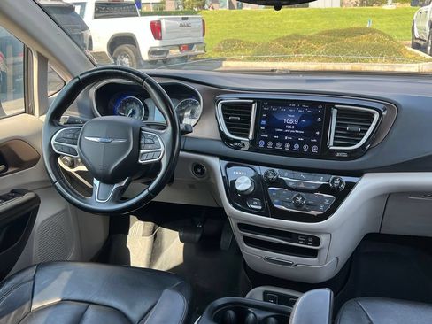 Used 2017 Chrysler Pacifica Touring-L FWD image 21