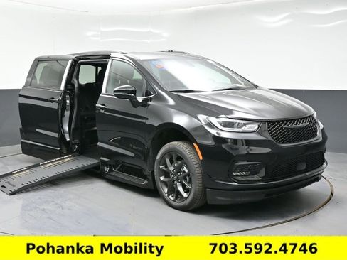 Used 2026 Chrysler Pacifica Select w/ S Appearance Package FWD image 1